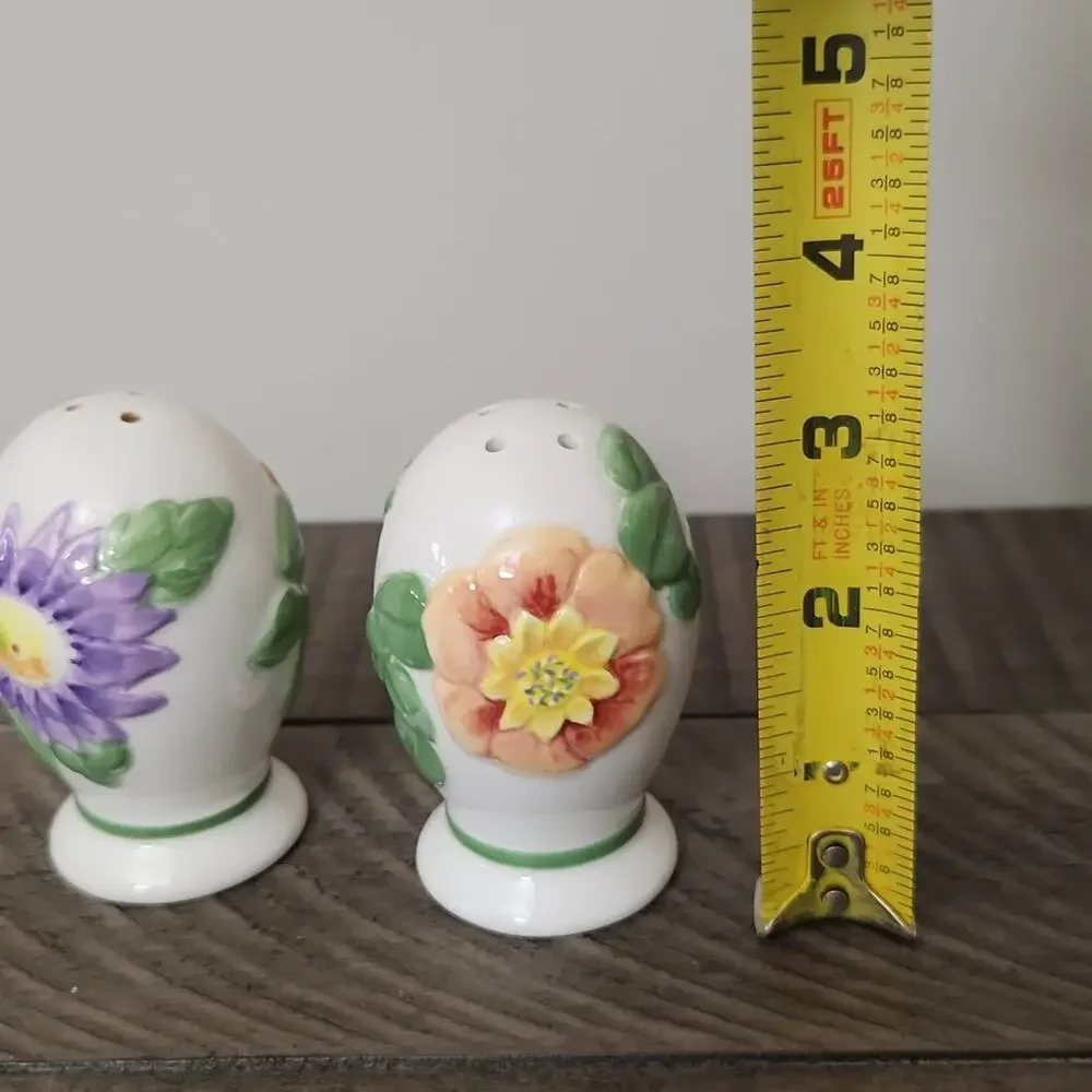 Pfaltzgraff Dahlia sculpted salt and pepper shakers floral